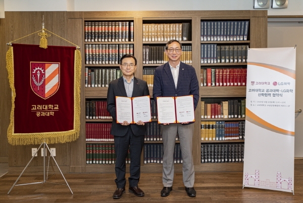 LG화학 전지사업본부 CPO 겸 배터리 연구소장 김명환 사장(왼쪽)과 김중훈 고려대학교 공과대학 학장이 협약식에서 기념사진을 촬영하고 있다. (사진=LG화학)