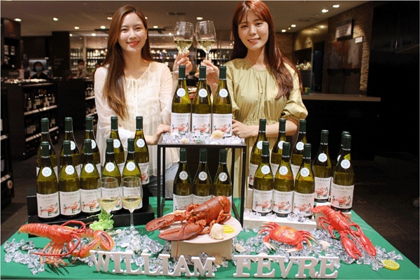 22일 서울 소공동 롯데백화점 본점 지하 1층 식품관 와인코너에서 모델들이 '윌리엄 페브르 샤블리 리미티드 에디션'을 소개하고 있다. (사진=롯데백화점) 