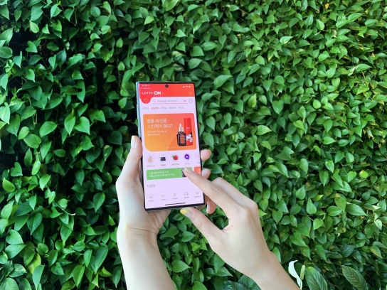 한 소비자가 롯데온을 통해 면세 재고품을 구매하고 있다. (사진=롯데쇼핑)