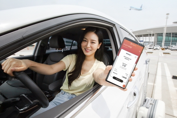 SK텔레콤 모델이 인천공항 주차장에서 'T맵주차'를 이용하는 모습. (사진=SK텔레콤)