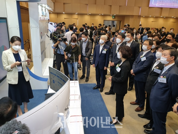 은성수 금융위원장이 신한은행에서 이상금융거래탐지시스템(FDS) 시연을 보고 있다. (사진=박시형 기자)