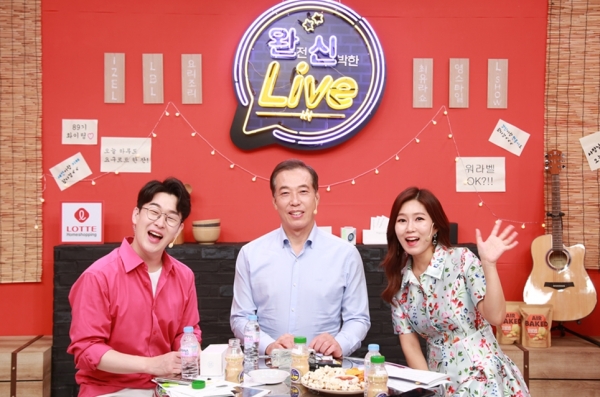 24일 이완신 롯데홈쇼핑 대표가 자신의 이름을 딴 유튜브 채널 '완신 라이브'를 통해 직원들과 소통하고 있는 모습. (사진=롯데홈쇼핑)