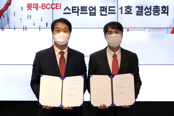 25일 롯데액셀러레이터와 부산창조경제혁신센터는 '롯데-BCCEI 스타트업 펀드 1호' 결성총회를 열고, 우수한 지역스타트업에 적극적으로 투자해 나가기로 했다. 이성학 부산창조경제혁신센터장(사진 왼쪽), 이진성 롯데액셀러레이터 대표(사진 오른쪽)가 기념촬영을 하는 모습. (사진=롯데지주)
