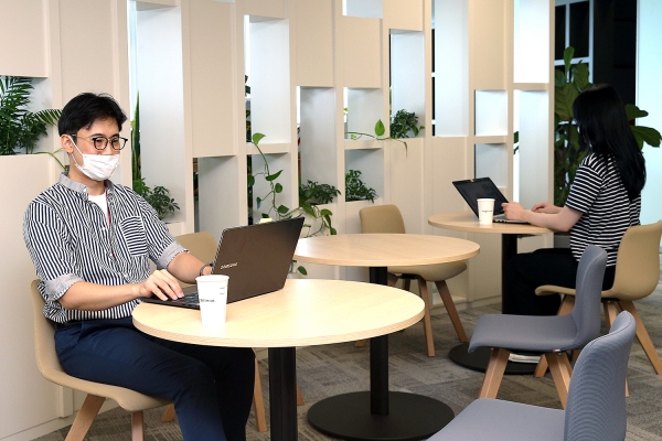 롯데지주 임직원이 자유로운 복장으로 출근해 근무하고 있는 모습. (사진=롯데지주)