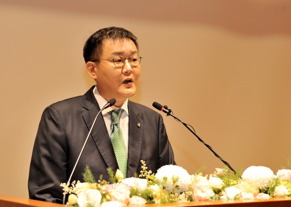 김남호 DB그룹 신임 회장이 1일 오전 강남구 대치동 DB금융센터 대강당에서 열린 그룹 회장 이취임식에서 취임사를 하고 있다. (사진=DB그룹)