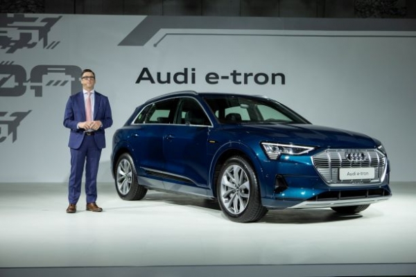 아우디폭스바겐코리아 아우디 부문  제프 매너링 사장이 차량에 대해 설명하고 있다. (사진= 아우디)