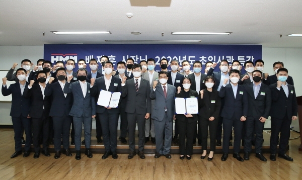 HMM(옛 현대상선)은 지난 1일 부산의 'HMM오션서비스' 트레이닝센터에서 개최된 '2020년 초임사관 사령장 수여식'에서 62명의 초임사관을 배출했다고 2일 밝혔다. (사진=HMM)