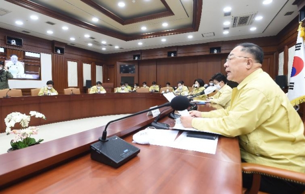 홍남기 부총리 겸 기획재정부 장관이 6월 25일 서울 광화문 정부서울청사에서 열린 '비상경제 중앙대책본부 회의'에서 모두발언을 하고 있다. (사진=기획재정부)