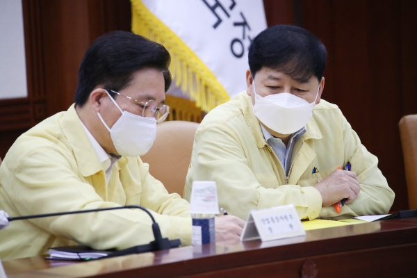 성윤모 산업통상자원부 장관(왼쪽)과 구윤철 국무조정실장이 2일 오전 정부서울청사에서 열린 제9차 비상경제 중앙대책본부 회의에 참석해 대화하고 있다. (사진=연합뉴스)
