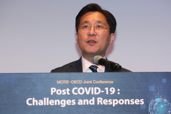 지난 18일 오후 서울 중구 신라호텔에서 열린 '산업통상자원부-OECD 합동 포스트 코로나 대응 컨퍼런스'에서 성윤모 산업부 장관이 개회사를 하고 있다. (사진=연합뉴스)