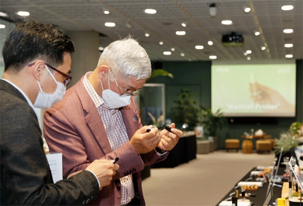 서경배 아모레퍼시픽그룹 회장(오른쪽)이 9~10일 서울 용산구 아모레퍼시픽 본사에서 열린 3회 '이노베이션 데이' 현장에서 혁신 상품 후보를 살펴보고 있다. (사진=아모레퍼시픽그룹)&nbsp;&nbsp;