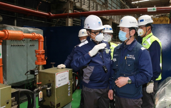 안동일 현대제철 사장이 지난 26일 혁신 명소 1호로 선정된 순천공장 현장을 임직원들과 함께 둘러보고 있다. (사진=현대제철)