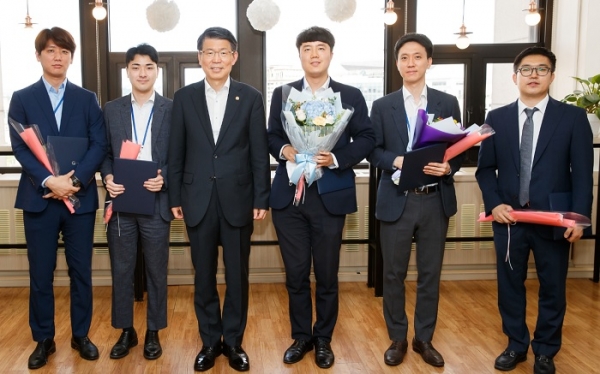 은성수 금융위원장(왼쪽 세 번째)과 수상자들이 기념사진을 찍고 있다. (사진=금융위원회)