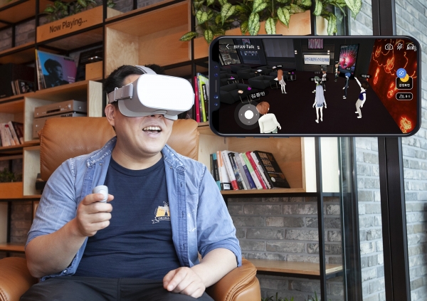 감독과의 대화에 참여한 참석자들이 '점프VR' 소셜룸을 이용하고 있는 모습. (사진=SK텔레콤)