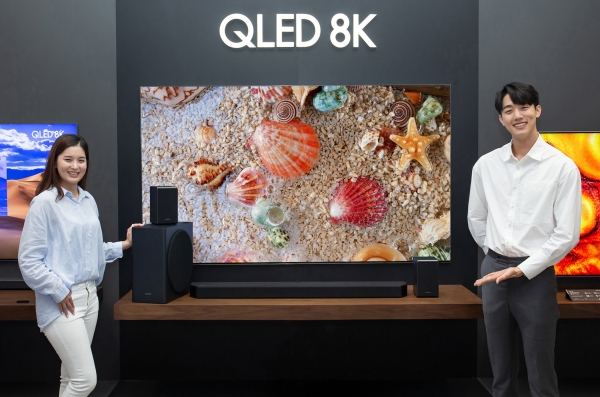 삼성전자 모델이 삼성전자 수원사업장에서 신제품 프리미엄 사운드바 HW-Q950T를 소개하고 있다. (사진=삼성전자)