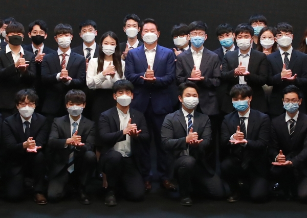 최태원 SK그룹 회장과 한국고등교육재단 지원 해외유학생들이 7일 덕분에 챌린지에 동참 하고 있다. (사진=SK그룹)