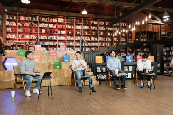 (왼쪽부터) 박기범 비플러스 대표, 이동건 마이리얼트립 대표, 조상래 언더독스 대표, 노태준 당근마켓 팀장이 7일 군산 장미동에서 열린 '로컬라이즈 Live 2020' 컨퍼런스에서 패널들이 발언하고 있다. (사진=SK E&S)