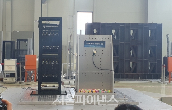 SK텔레콤은 9일 내진, 진동 등의 안정성 검증을 수행하는 한국에스지에스(주) 동탄시험소에서 기상청, 경북대학교와 함께 모의 지진 시험을 진행했다. 사진은 모의 지진 시험 장면. (사진=이호정 기자)