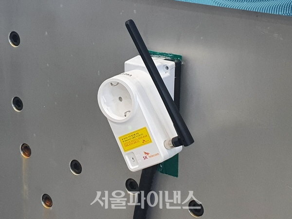 SK텔레콤 지진감지센서. 소형 저가형 장비로 한 뼘 크기의 220V 플러그 타입이다. (사진=이호정 기자)