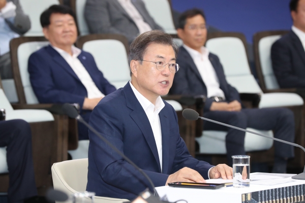 문재인 대통령이 9일 오전 경기도 이천시 SK하이닉스 이천 캠퍼스를 방문, 소재·부품·장비 관계자들과 대화하고 있다. (사진=연합뉴스)