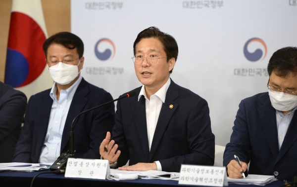 성윤모 산업통상자원부 장관이 8일 정부서울청사 본관 합동브리핑실에서 '소재·부품·장비 2.0 전략'을 사전브리핑 한 후 질의응답의 시간을 진행하고 있다. (사진=산업통상자원부)