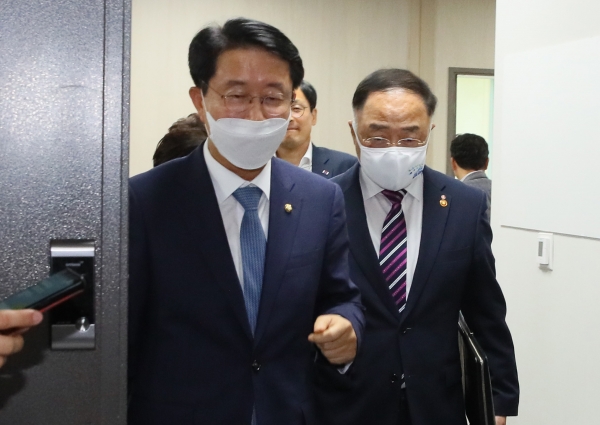 조정식 더불어민주당 정책위의장(왼쪽)과 홍남기 경제부총리이 9일 오후 국회 의원회관에서 부동산 정책 관련 고위당정협의를 마치고 나오고 있다.(사진=연합뉴스)