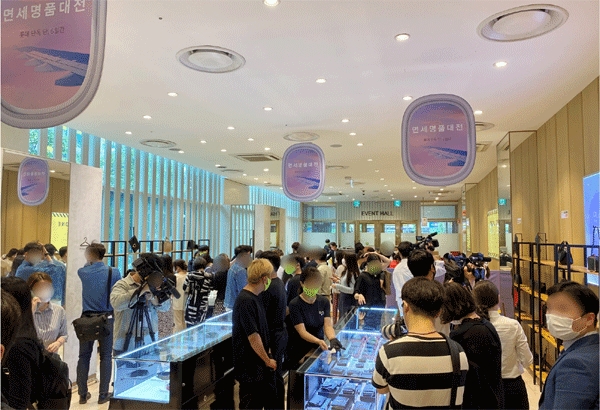 25일 서울 노원구 롯데백화점 노원점 이벤트홀에서 소비자들이 면세점 상품을 살펴보고 있다. (사진=롯데백화점) 