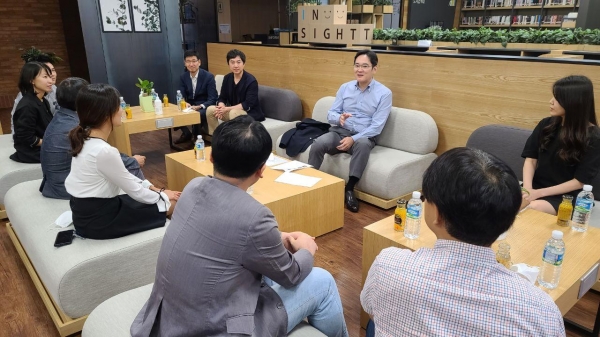 이재용 삼성전자 부회장이 6일 삼성전자 수원사업장을 찾아 사내 벤처프로그램 'C랩'을 통해 스타트업에 도전 중인 임직원들과 대화를 나누며 격려하고 있다. (사진=삼성전자)<br>