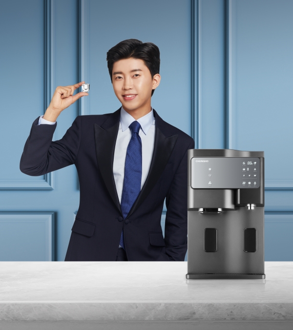 '살균얼음정수기 세니타'와 모델 임영웅(사진=청호나이스)