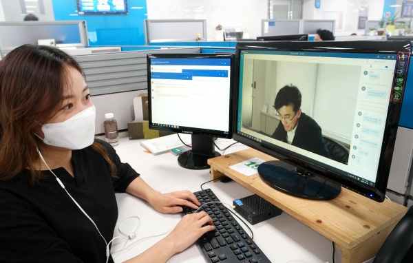 삼성디스플레이 직원이 사내에서 라이브 방송으로 진행된 간담회에 참여하고 있는 모습 (사진=삼성디스플레이)