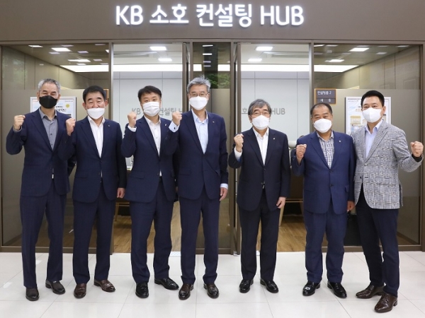 (왼쪽부터) 이형석 한국사회적경영연구원장, 김운태 KB국민은행 중소기업고객그룹 전무, 조영익 금융감독원 부원장보, 허인 KB국민은행장, 윤석헌 금융감독원장, 권오복 한국외식업중앙회 상임부회장, 손무호 한국외식업중앙회 정책경영국장이 16일 '찾아가는 KB 소호 멘토링스쿨' 발족식에서 기념촬영을 하고 있다. (사진=KB국민은행)