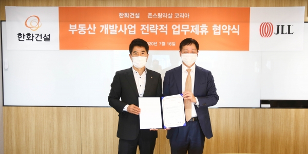 김만겸 한화건설 개발사업본부장(왼쪽)과 장재훈 존스랑라살(JLL) 코리아 대표가 '부동산 개발사업 전략적 업무제휴 협약(MOU)'을 체결하고 기념촬영을 하고 있다. (사진= 한화건설)