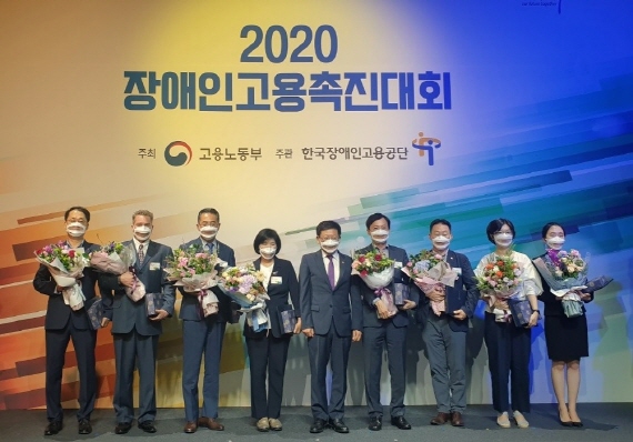 16일 서울 서초구 JW 메리어트호텔에서 진행된 '2020 장애인고용 촉진대회'에서 김태균 CJ프레시웨이 인사담당(왼쪽)이 고용노동부 장관 표창을 수상한 뒤 기념사진을 찍고 있다. (사진=CJ프레시웨이)