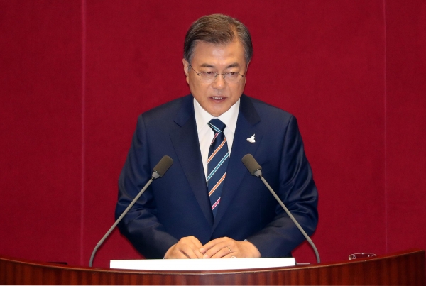 문재인 대통령이 21대 국회 개원 연설을 축하하고 있다. (사진=연합뉴스)