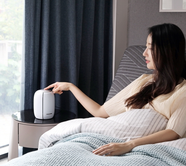 모델이 KT와 체리쉬 가구가 출시한 IoT 모션베드를 소개하고 있다. (사진=KT)