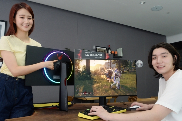 모델이 세계 최초로 4K IPS 패널에 가장 빠른 1ms 응답속도를 갖춘 'LG 울트라기어' 게이밍 모니터 신제품(모델명: 27GN950)을 소개하고 있다. (사진=LG전자)