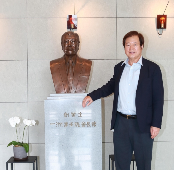 일주재단 허승조 이사장은 재단설립 30주년을 맞아 광화문 흥국생명빌딩 본사 1층에 위치한 이임용 초대 이사장 흉상 앞에서 기념촬영을 하고 있다. (사진=태광그룹)