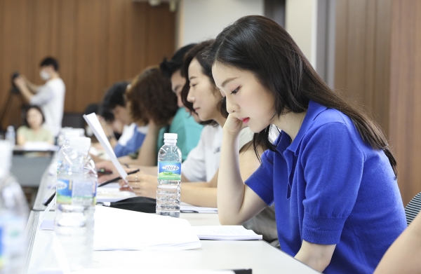 지난 21일 오후 진행된 KT 오리지널 영화 ‘더블패티’의 대본 리딩 현장. (사진=KT)