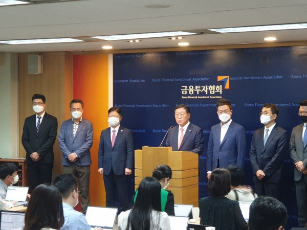 나재철 금융투자협회장(가운데)와 운용사 대표 등이 사모펀드 관련 입장발표를 하고 있다.(사진=남궁영진 기자)