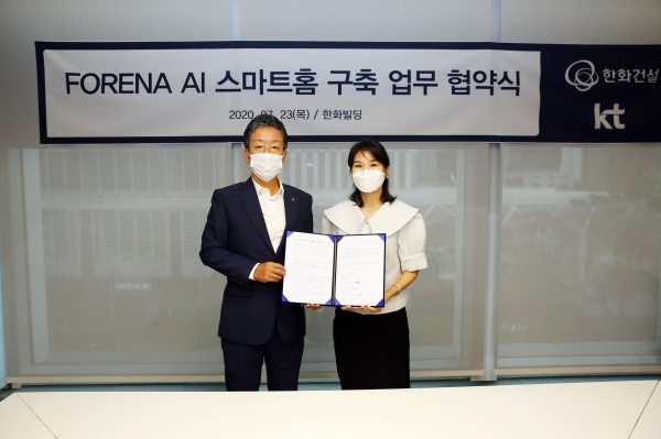 윤용상 한화건설 건축사업본부장(왼쪽)과 김채희 KT AI·BigData사업본부장이 '포레나 AI 스마트홈 구축 업무 협약(MOU)'을 체결하고 기념촬영을 하고 있다. (사진= 한화건설)