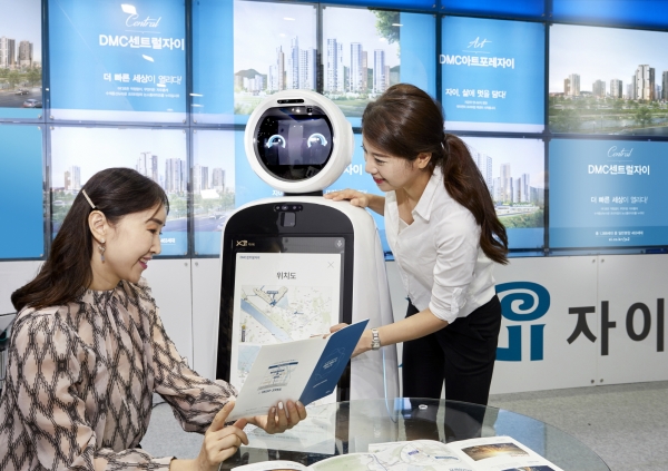 GS건설이 국내 건설업계 최초로 아파트 견본주택에 도입한 인공지능 로봇 안내원 '자이봇' (사진=GS건설)