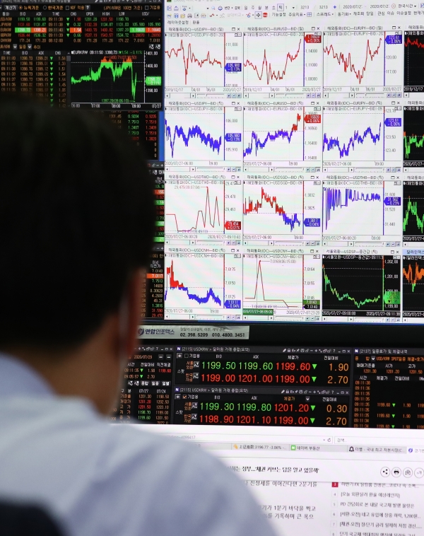 27일 서울 중구 을지로 하나은행 본점 딜링룸에서 한 외환딜러가 컴퓨터 화면을 바라보고 있다.(사진=연합뉴스)