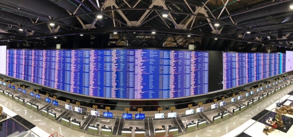 LG전자가 모스크바 북부에 위치한 세레메티예보 국제공항 C터미널에 LED 사이니지를 활용해 가로 68.5미터, 세로 6.5미터 규모의 항공운항정보표출시스템을 구축했다. (사진=LG전자)