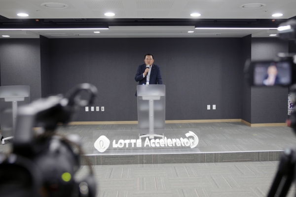 28일 열린 엘캠프 온라인 데모데이에 참석한 황각규 롯데지주 대표이사 겸 롯데액셀러레이터 이사회 의장이 축사를 하는 모습. (사진=롯데지주)