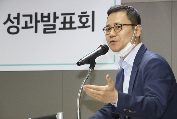 지난 7월 31일 진행된 코로나19 확산예측 연구 얼라이언스 성과발표회에서 변형균 KT AI·빅데이터서비스담당 상무가 발표하고 있다. (사진=KT)