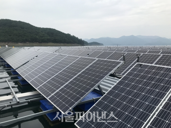충청북도 제천시 한수면 북노리에 위치한 한국수자원공사 청풍호 수상태양광 발전소 모습. (사진=오세정 기자)