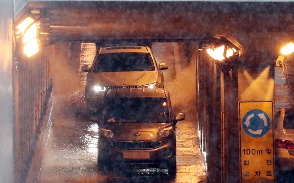 광화문 광장 아래를 가로지르는 광화문 중앙지하보차도에 빗물이 고여 차량이 서행하고 있다. (사진=연합뉴스)
