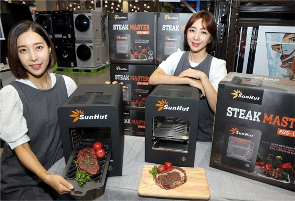 8월 3일 오전 서울 노원구 이마트 트레이더스 월계점에서 모델들이 '썬헛 스테이크 마스터'를 소개하고 있다. (사진=이마트) 