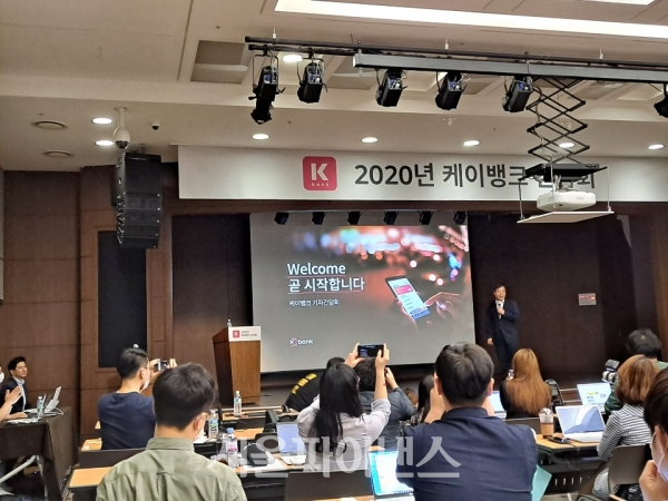 이문환 케이뱅크 회장이 4일 서울 명동 은행회관에서 열린 기자간담회에서 향후 경영전략을 밝히고 있다. (사진=김현경 기자)