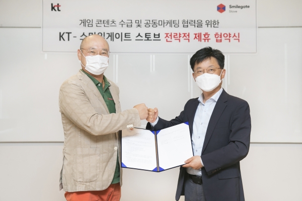 이성환 KT 5G·기가사업본부장 상무(오른쪽)와 한영운 스마일게이트 스토브 대표가 5일 KT 광화문 빌딩 이스트 사옥에서 인디게임 활성화를 위한 전략적 파트너십을 체결하고 있다. (사진=KT)